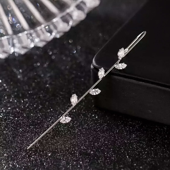 🔵𝟲𝟱%𝗢𝗙𝗙 𝗯𝘂𝗻𝗱𝗹𝗲𝘀 𝟯+🔵 NEW CZ Delicate Floral Ear Hook Crawler Earring - Picture 12 of 17